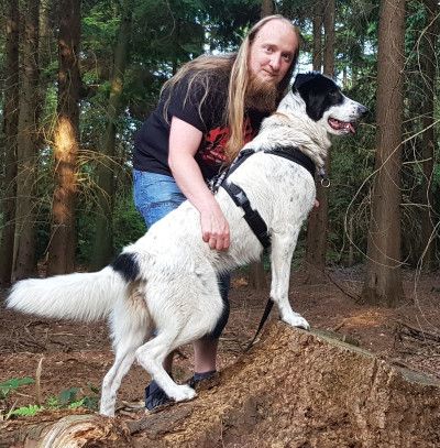 Dennis Schwenker-Sanders mit Bürohund "Dino"